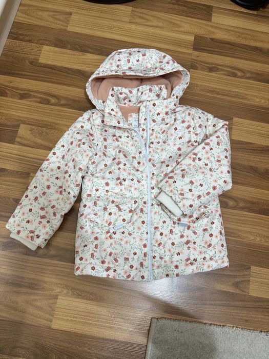 Демисезонная куртка на девочку 3-4 года