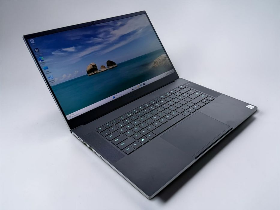 Razer Blade 15.6" Full HD 300Hz Intel Core i7-10875H 32GB DDR4 512GB SSD RTX 2080 Super Max-Q Геймърски лаптоп