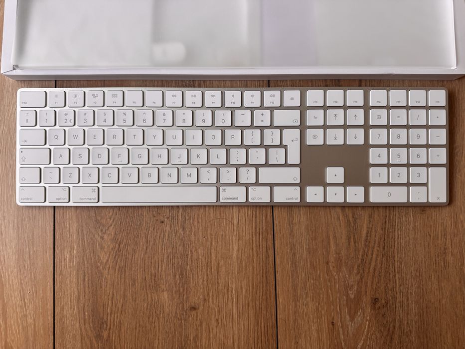 Apple Magic Keyboard cu tastatura numerica, wireless, QWERTY