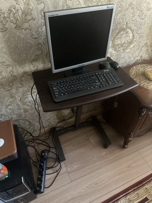 Продам компьютерный стол