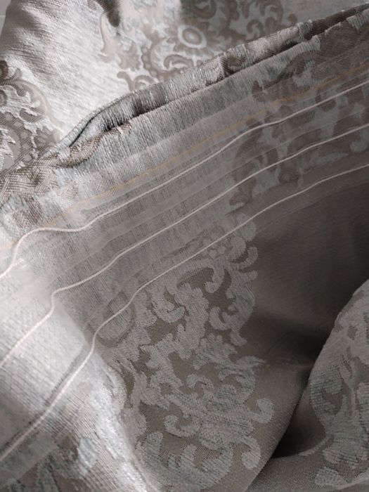 Vând garnitură draperii cu cuvertura de pat.