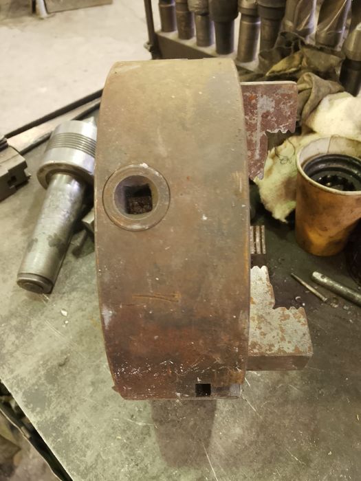 Продаётся токарный ,потрон  в хорошем состоянии .