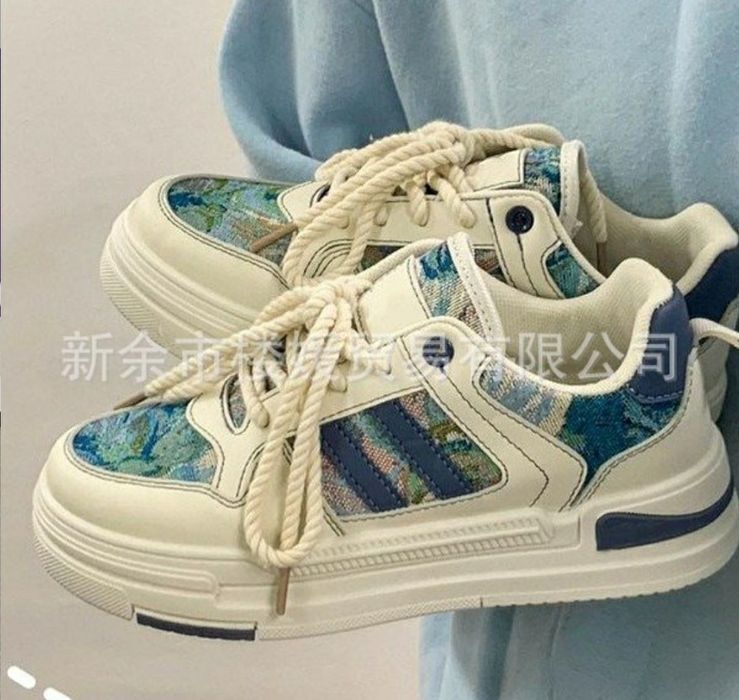 Кроссовки женские