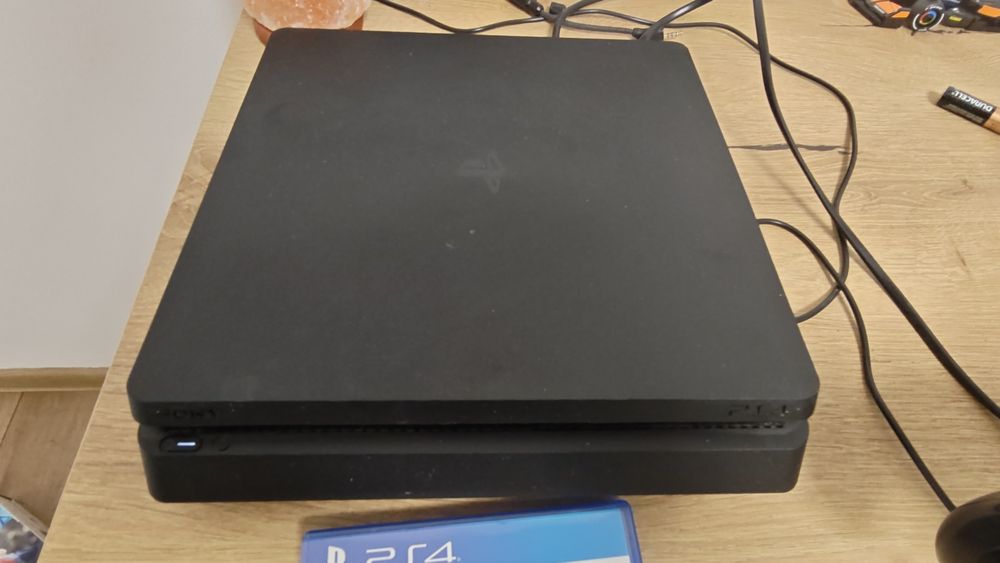 (VANDUT, INDISPONIBIL)Consola PS4 Jet Black 1TB + Controller si Joc