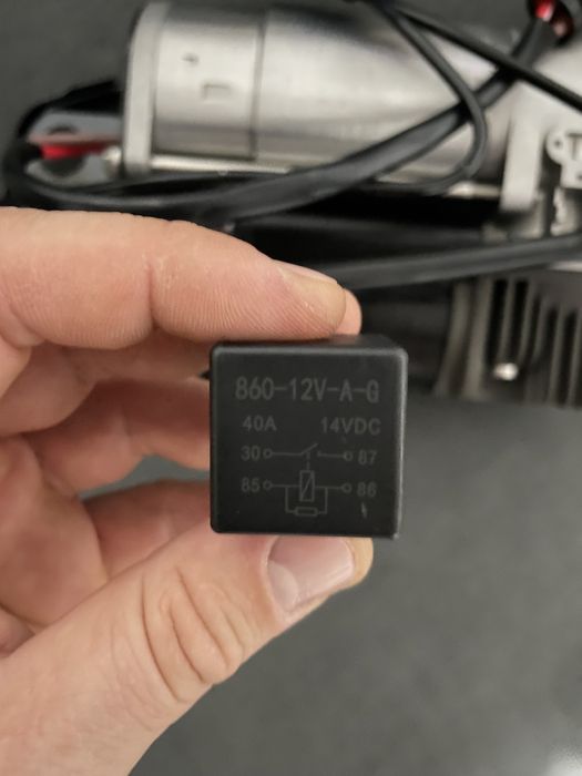 Set compresor releu aer perne suspensie VW Touareg Porsche Cayenne