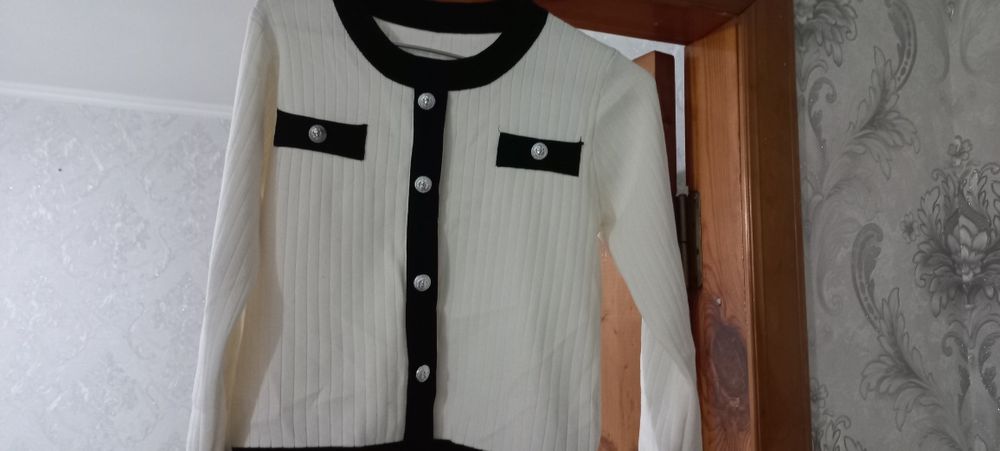 Продам женские черные ..белая кофта е