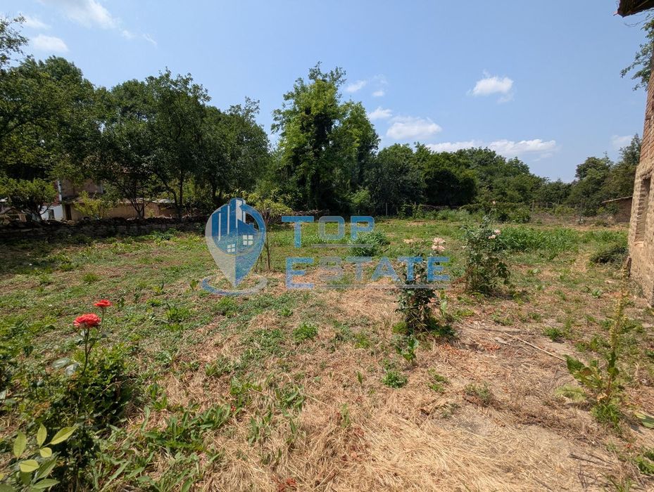 Двуетажна тухлена къща разположена в село Стамболово, община Павликен