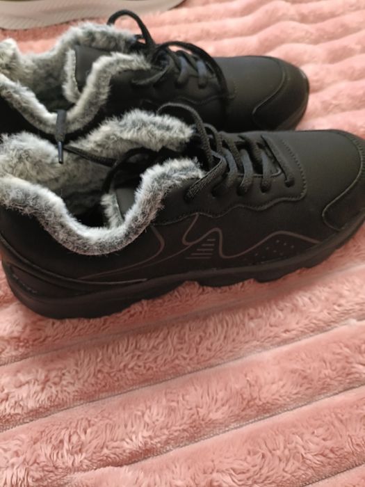 Продам женские утепленные кроссовки. .
