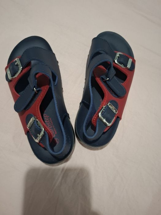 Угил болалар учун босоножки сотаман. Размери 30. Нархи 100 минг сум.