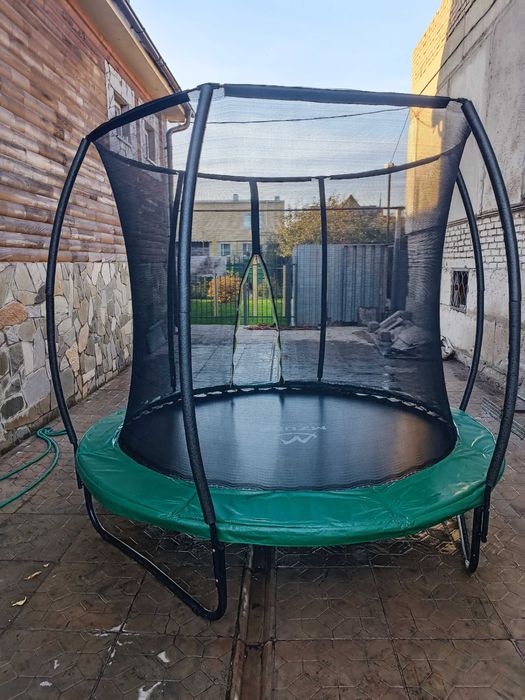 Батут с защитной сеткой