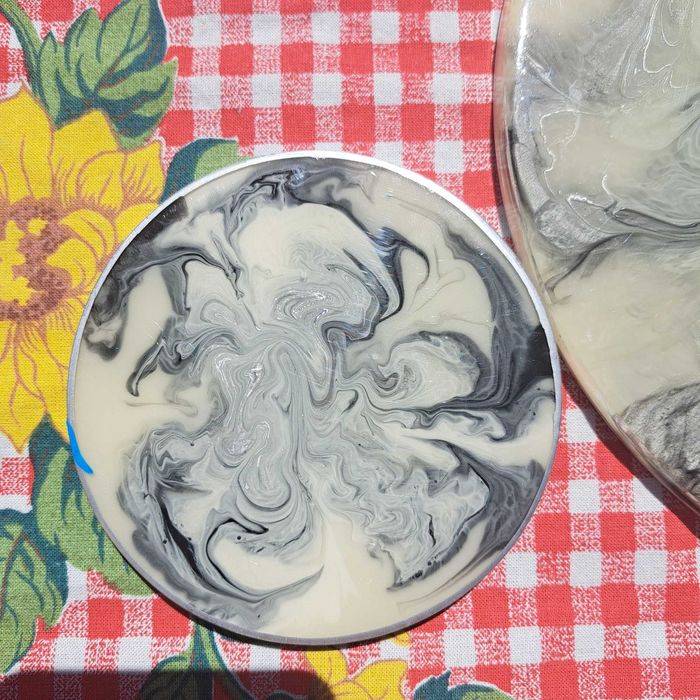 CADOU. Suport ibric/cesti cafea din rasina, lucrat manual