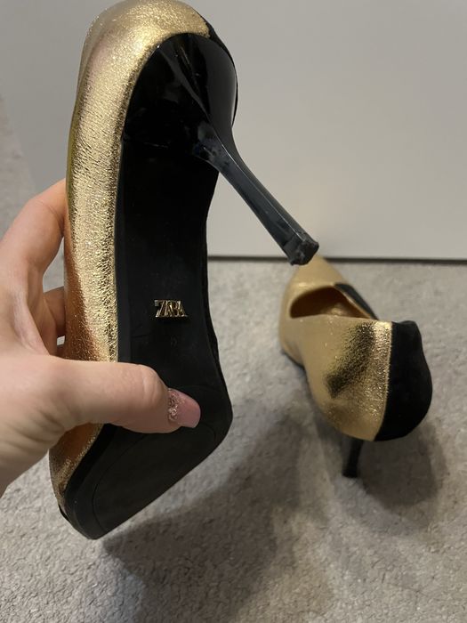 Обувки с висок ток с интересен златист дизайн