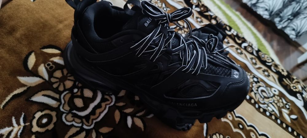 Balenciaga track