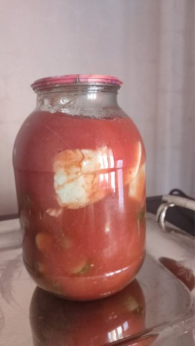банка томатной с огурцами