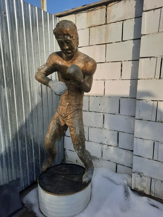 Скульптура боксер