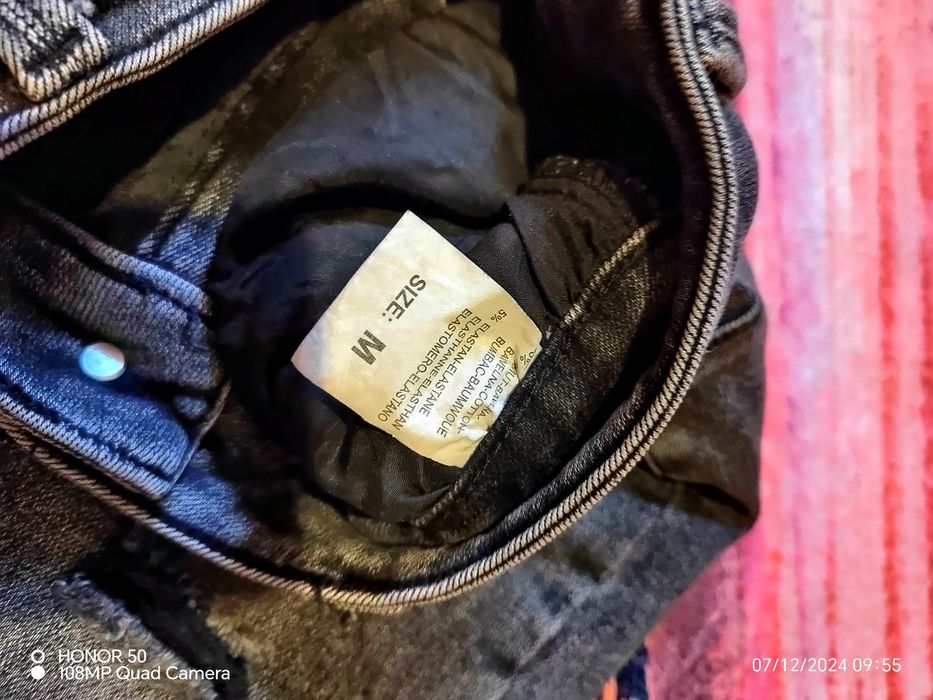 Дънки и пуловер.