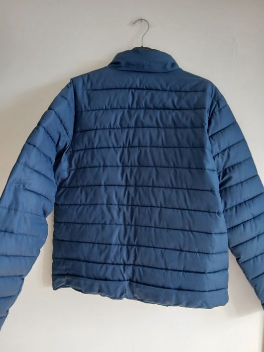 Vand geaca matlasata primavara unisex marime 48 sau XXL stare perfecta
Dimensiuni:
- lungimea 75 cm
- latimea intre umeri 50 cm
- latimea intre axile
