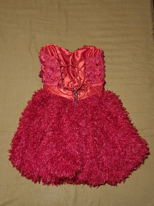 Дамска рокля с естествени пера от колекцията на мегз