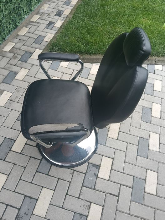 Scaun frizerie -Stare bună -Toate accesoriile