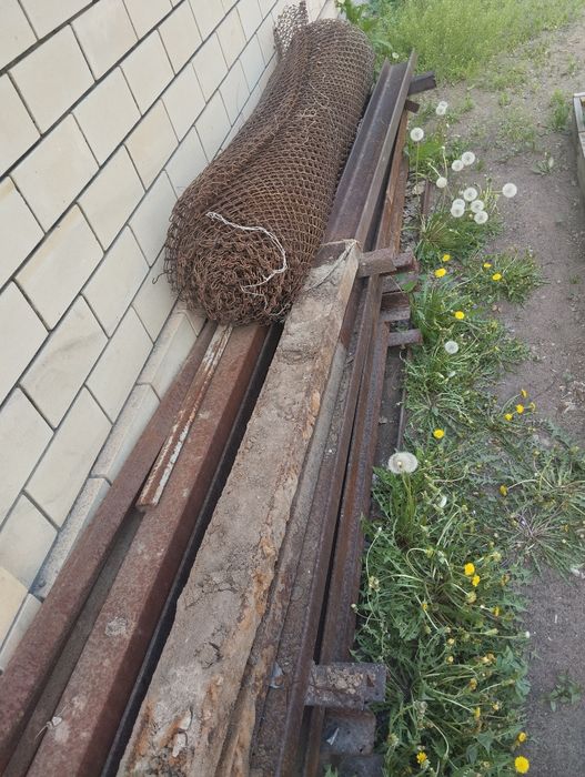 Заборные столбы.