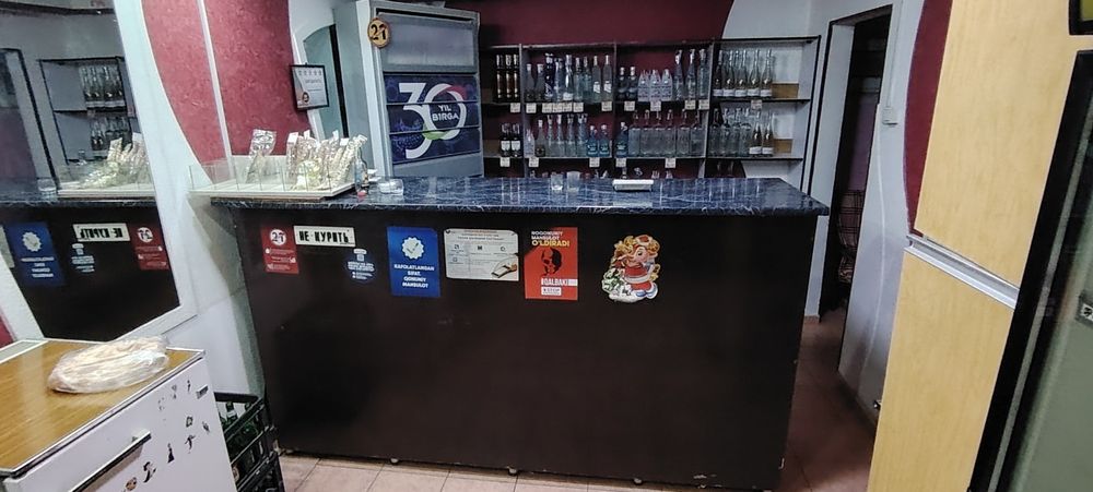 Барная стойка и витрина