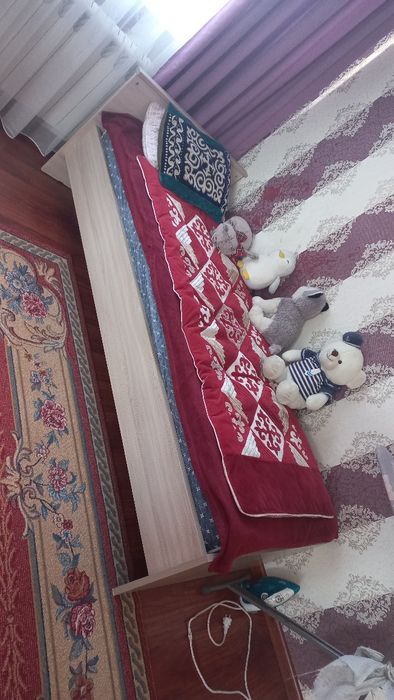 Стол школьника и полка, кровать