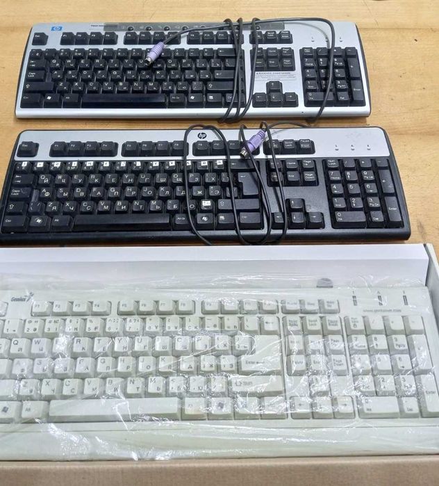 Клавиатуры рабочие с интерфейсом PS/2. Белые за 1000тг, черные за 2000