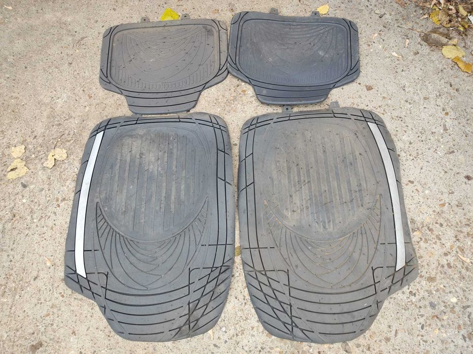 set 4 bucati covoras /pres auto universal din cauciuc