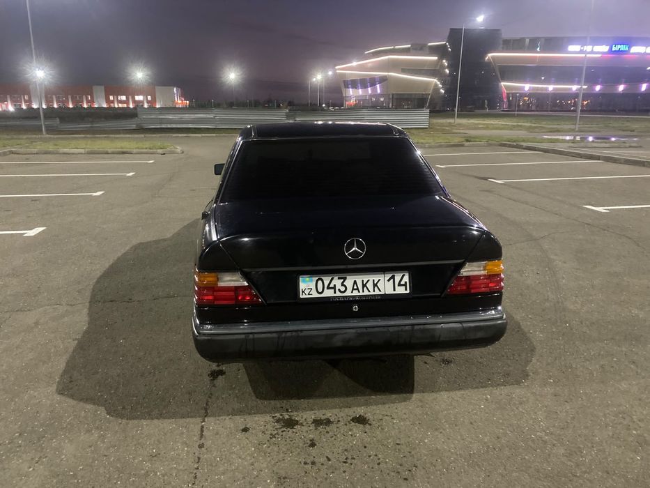 Mercedes-Benz E-Class в кузове W124.