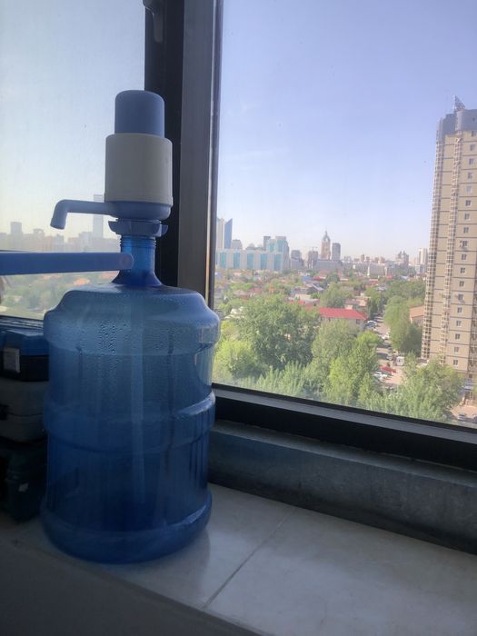 Продам бутыль с помпой для воды, 6000