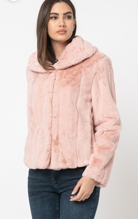 GUESS Късо палто Sophy от еко пух