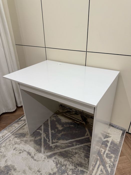 Белый стол в идеальном состоянии