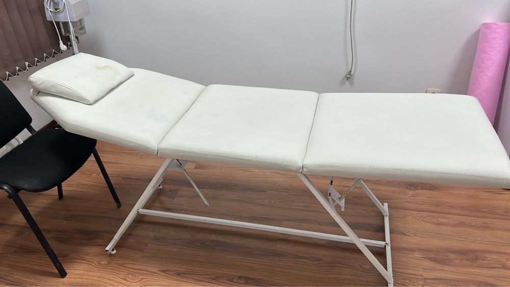 Кушетка белая в отличном состояние
