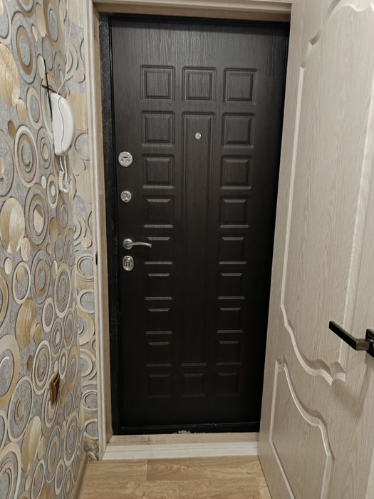 Дверь  входная  бу