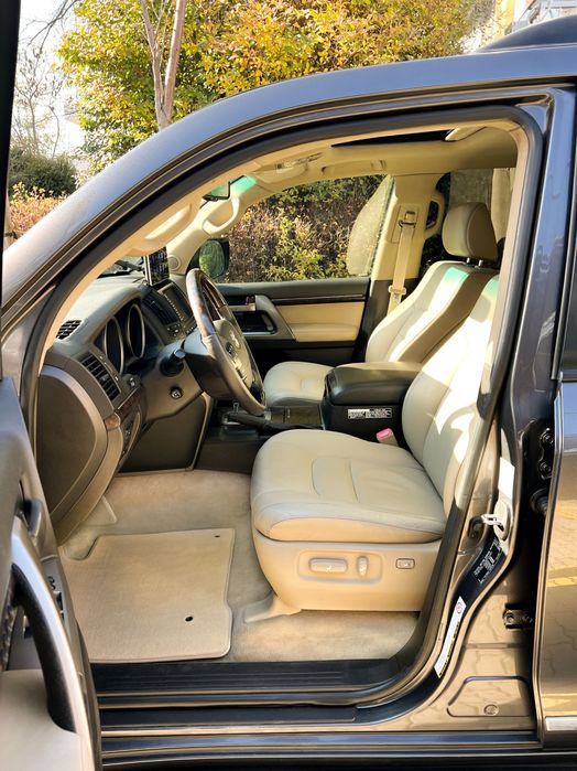 Toyota Land cruiser V8 200 1 Собственик