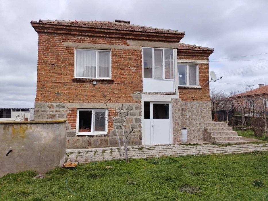 Продавам Масивна Къща в село Трояново