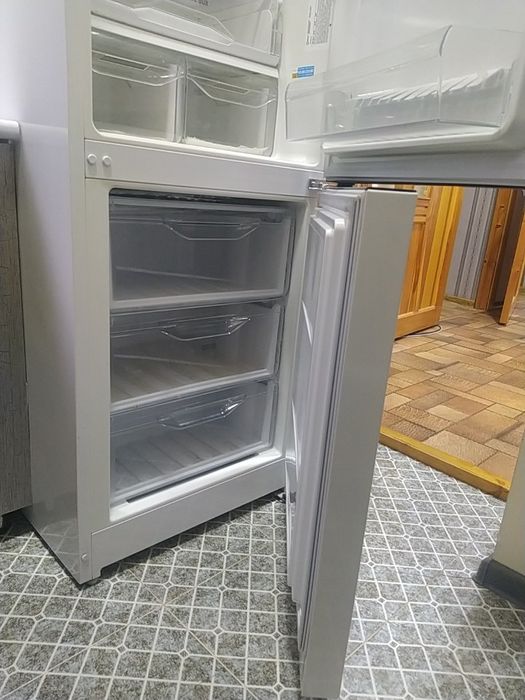 Indesit Холодильник продается