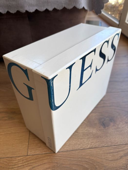 Обувки Guess със златни елементи