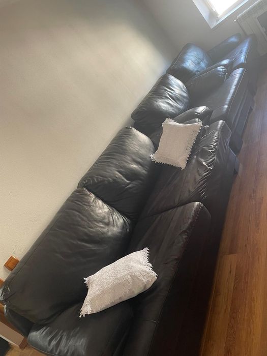 Vanzare canapea plus doua fotolii din piele neagra.
