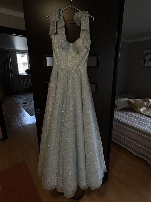 Голубое платье