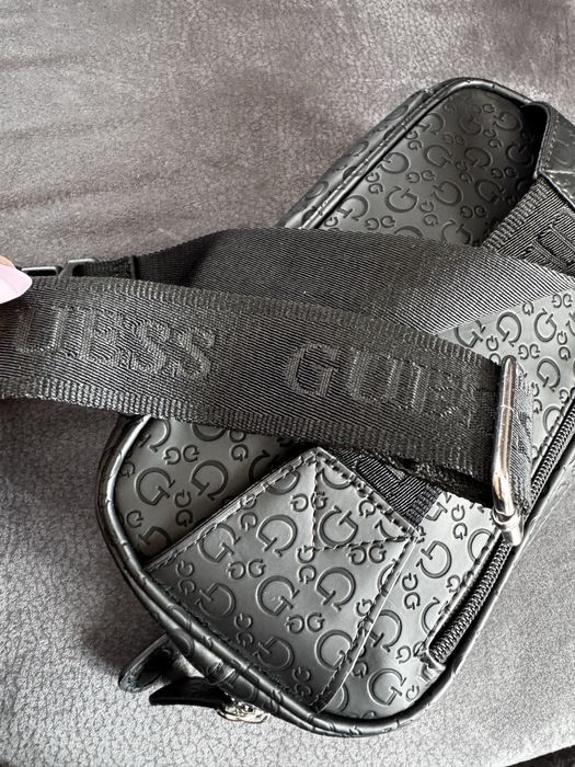 Чанта Guess в черно