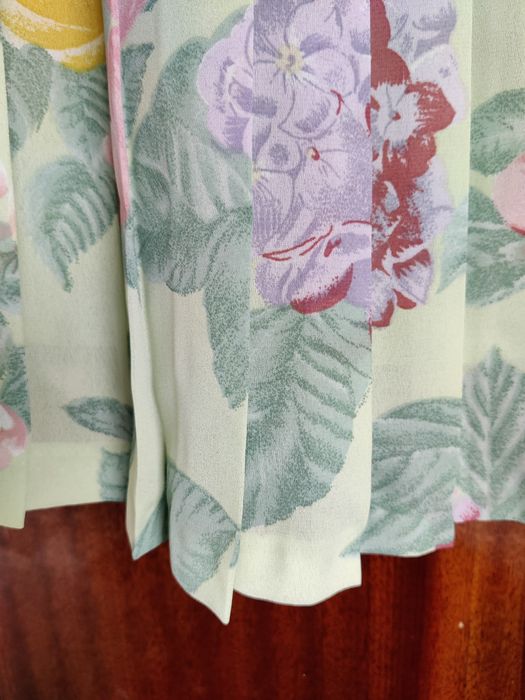 За дами костюмче  със пола