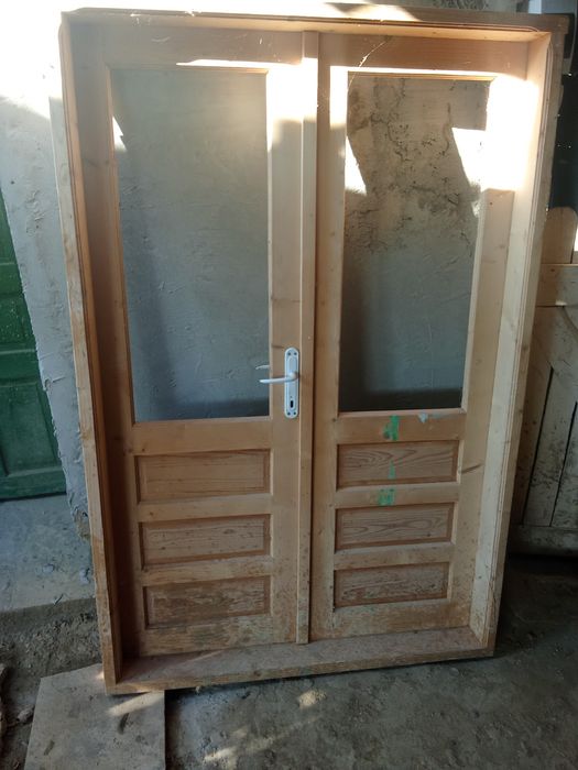 Ușă de lemn neatinsă de vopsea