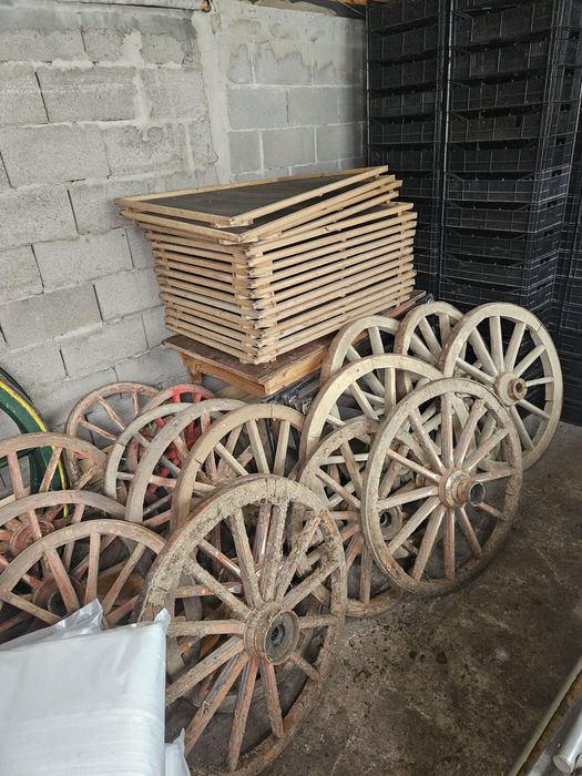 Колела от стара каруца паралия маса делви