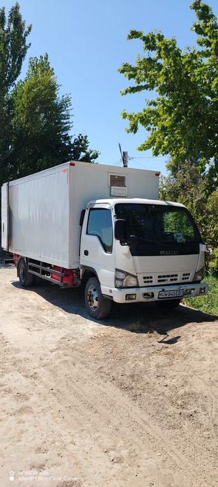Isuzu mashinasi sotiladi