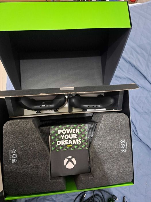 Consola XBOX Series X 1 TB cu 2 controllere si 5 CD uri cu jocuri si statie incarcare