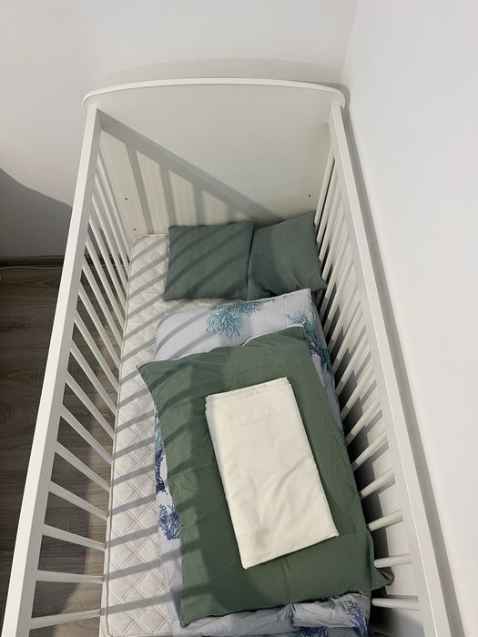 Pătuț bebeluși din lemn alb, design modern + Saltea inclusă
