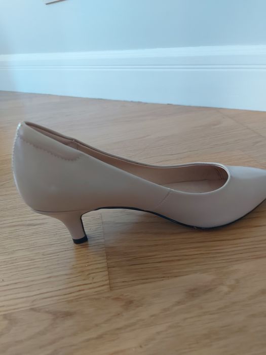 Продам туфли бежевые