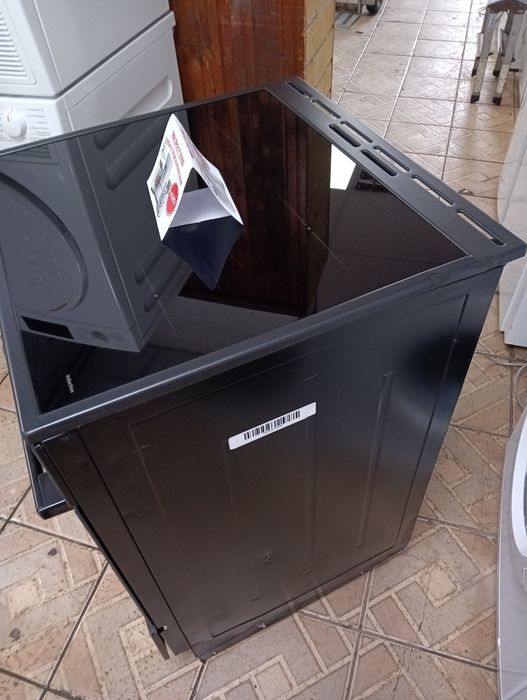 Чисто нова черна печка  с индукционни котлони  с две години Гаранция!