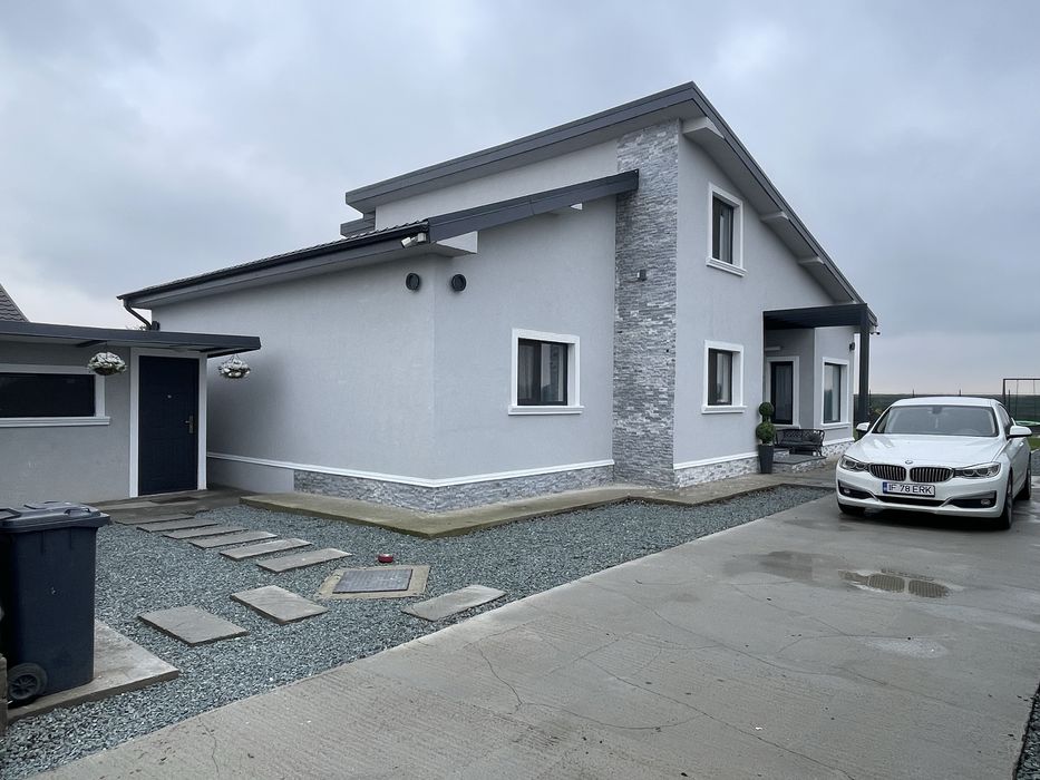 Casa individuala langa lac cu cinematograf si fyreplace / curte 755 mp